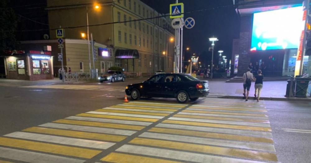 В центре Калининграда водитель легковушки поехал на «жёлтый» и сбил на переходе 20-летнюю девушку