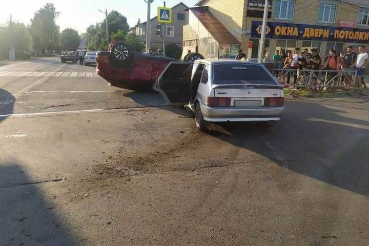 В Михайлове Рязанской области столкнулись ВАЗ и Lexus, пострадали оба водителя