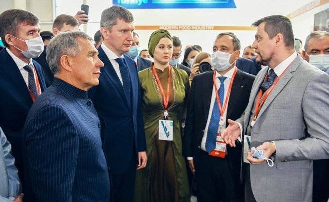 Ак Барс Банк на KazanSummit 2021 презентовал президенту Татарстана новый исламский ипотечный продукт