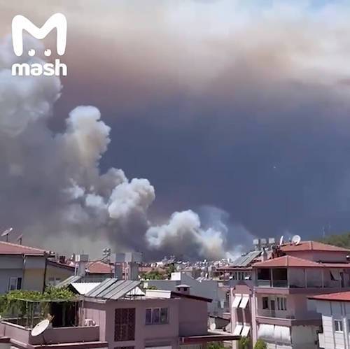 В Анталье 15 вертолетов участвуют в тушении сильного лесного пожара