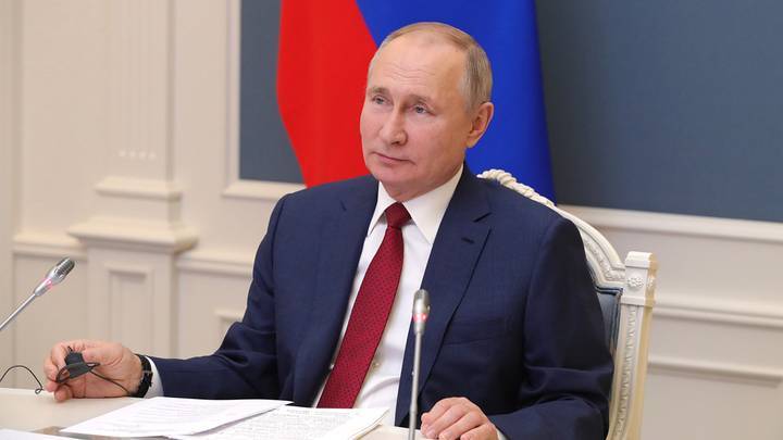 Путин поручил начать выплаты на школьников на две недели раньше