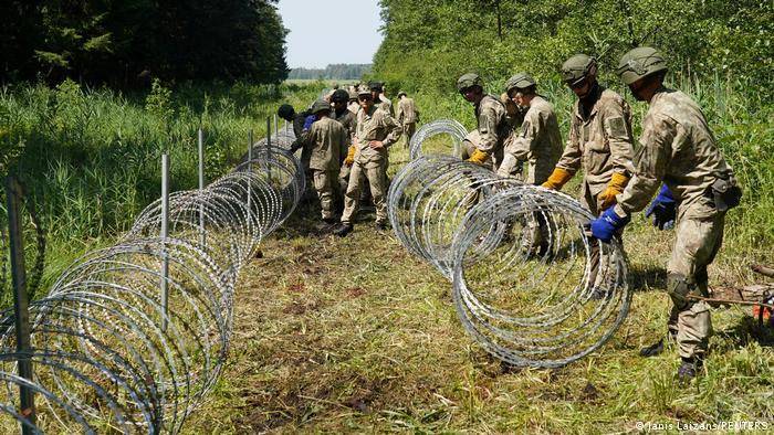 Украина намерена помочь Литве в строительстве стены из колючей проволоки на границе с Беларусью