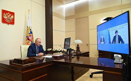 Путин сегодня поручил досрочно начать единовременные выплаты на школьников по 10 тысяч рублей