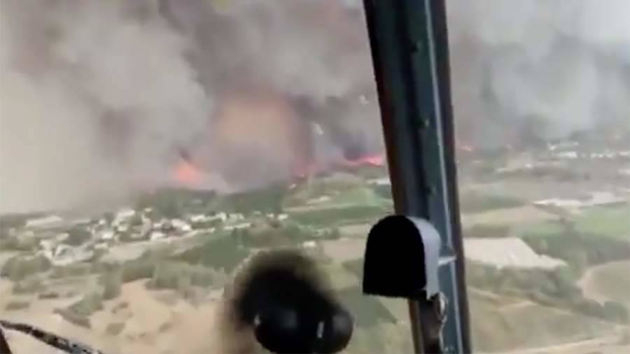Пожар возле отелей в Турции засняли с воздуха