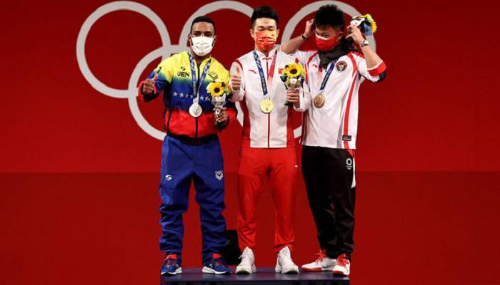 Китаец Ши Чжиюн с мировым рекордом выиграл золото Олимпиады в тяжелой атлетике в категории до 73 кг