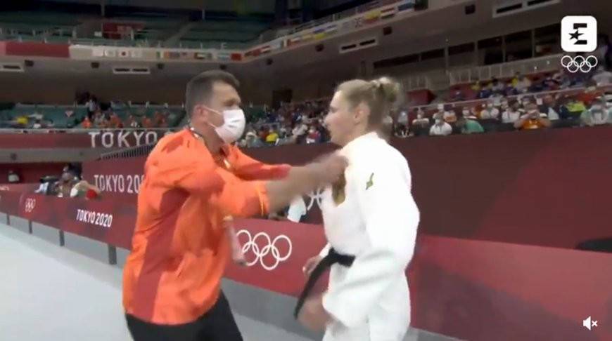 Тренер несколько раз ударил дзюдоистку по лицу на глазах зрителей - спортсменка так захотела! (Видео)