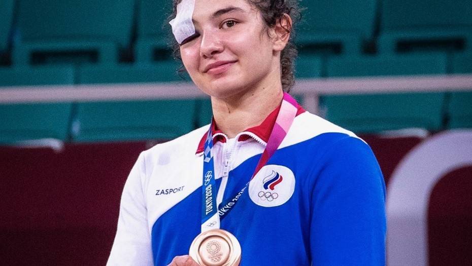 Петербургская спортсменка принимает поздравления с олимпийской медалью