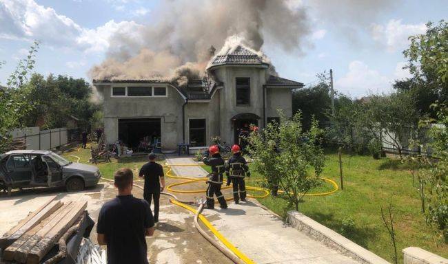 На Украине самолет упал на жилой дом, погибли четыре человека