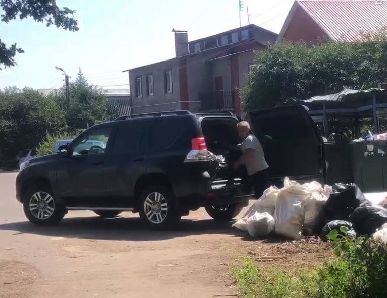 Под Белгородом мужчина выбрасывал мусор из автомобиля принадлежащего облдуме