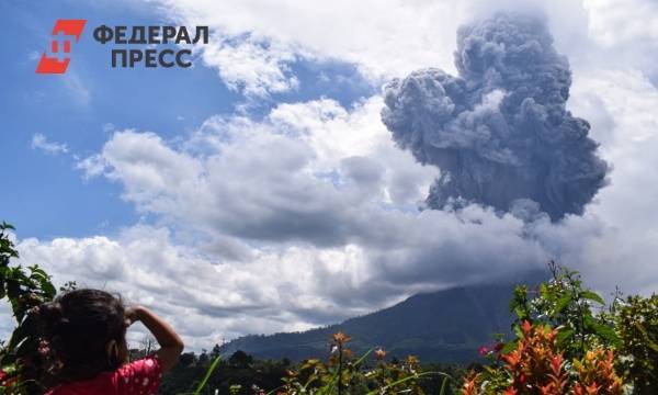 Вулкан в Индонезии выбросил столб пепла на 4,5 километра