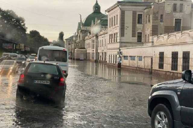 К поездам не подобраться: мощный ливень затопил железнодорожный вокзал в Черновцах