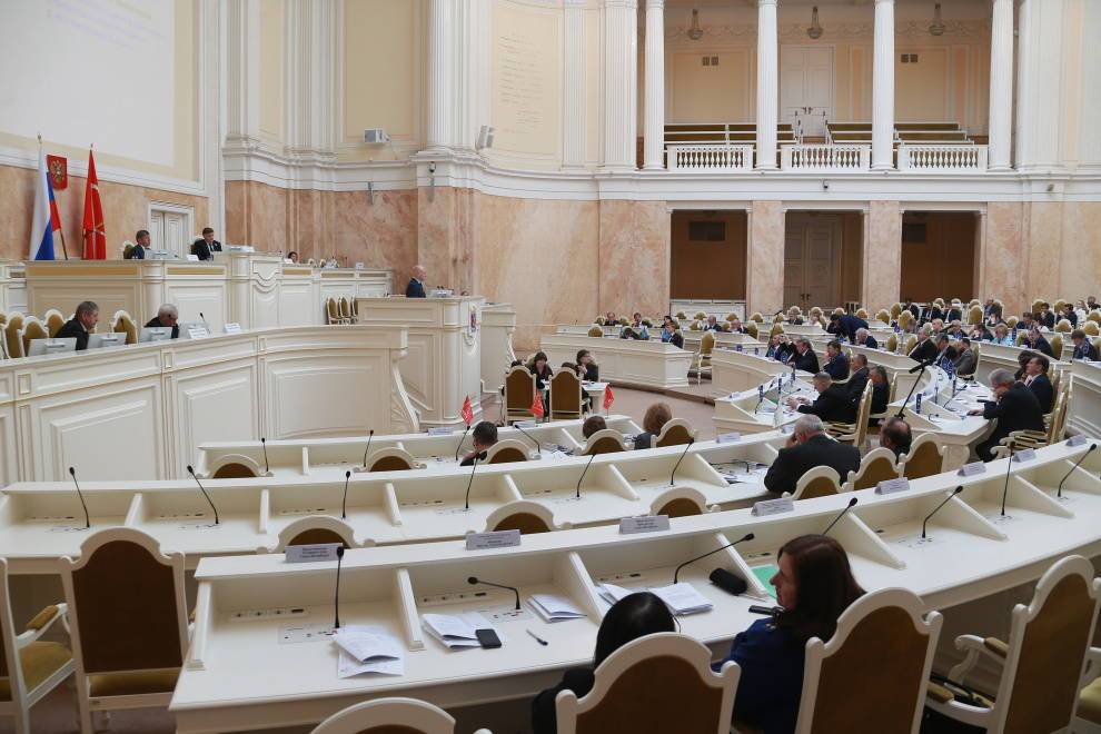 Петербургские депутаты будут работать и в августе