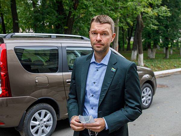 Глава медицинской фракции Екатеринбурга подарил машину ЦГКБ №23