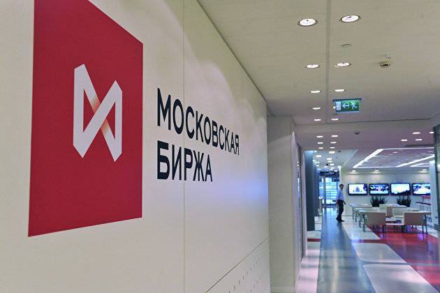 По данным Мосбиржи, российский рынок акций прибавляет по основным биржевым индексам