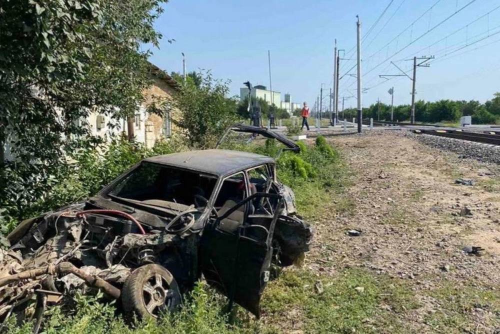 Легковушка попала под следующий из Петербурга в Севастополь поезд