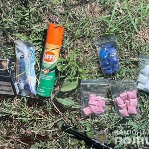 У жителя Бердянска во время проверки нашли 45 зип-пакетов с наркотическими веществами. Фотофакт