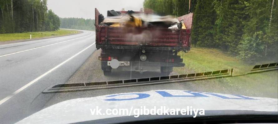 В Карелии оштрафовали водителя грузовика, который потерял на трассе мусор