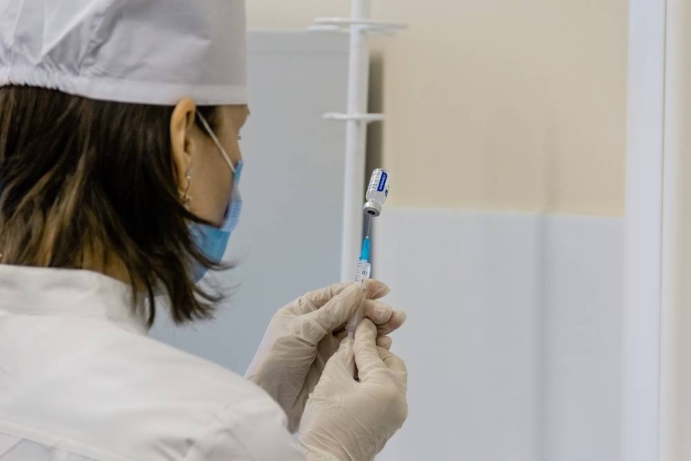 Вакцина «ЭпиВакКорона» поступила в пункт Рязанского медуниверситета