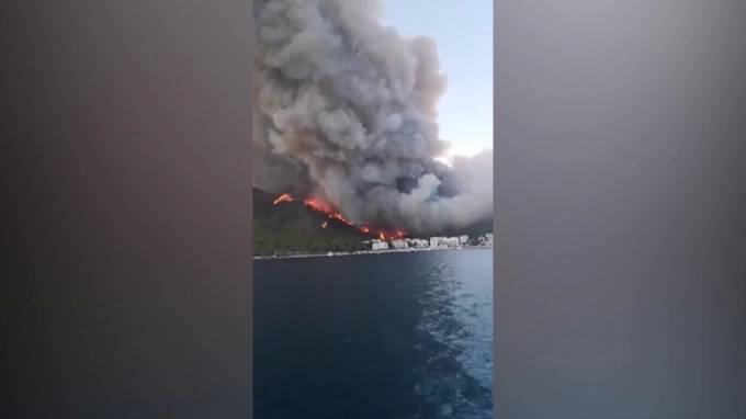 СМИ: в Турции из-за лесных пожаров эвакуируют отели