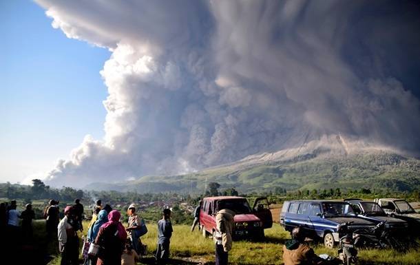 На Суматре вулкан засыпал города пеплом