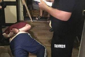 На Черниговщине мужчина, хотевший изнасиловать девочку, забаррикадировался от полиции