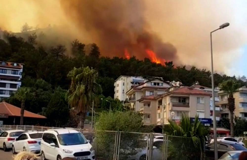 Турецкие курорты эвакуируют из-за пожаров (видео)