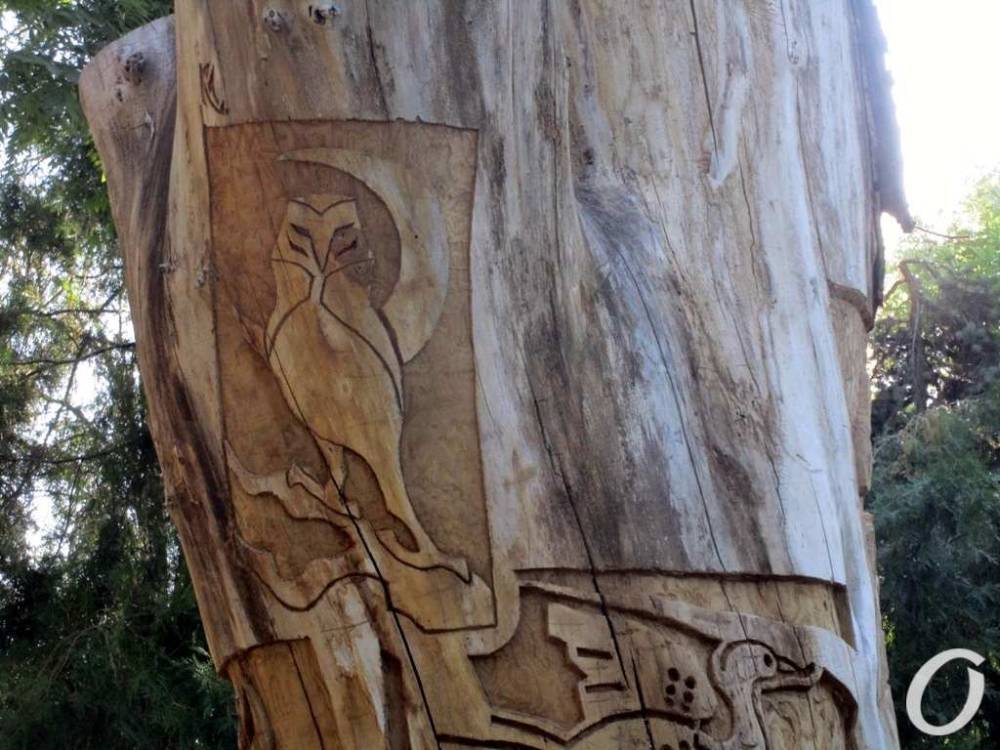 Пушкин, мудрая сова и рога на вершине: в Одессе из стволов «почивших» деревьев создают креатив (фото)