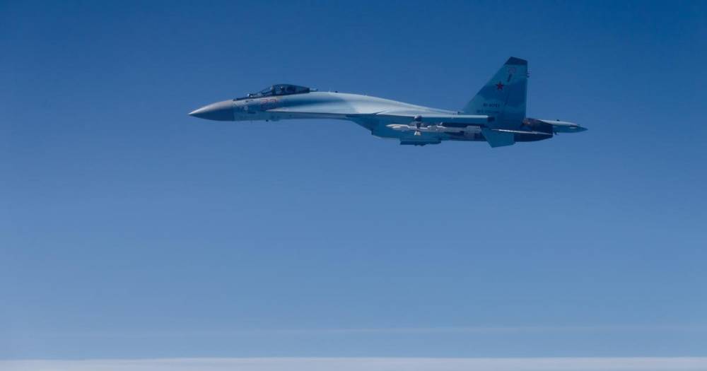 Военный эксперт оценил шансы Су-35 в бою с евроистребителем