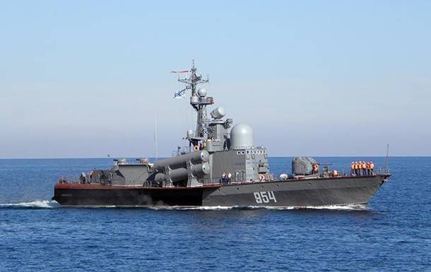 Россия направила ракетный катер на помощь украинскому судну в Черном море