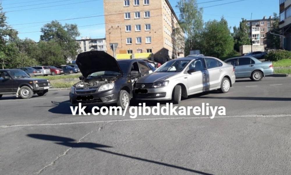 21-летнюю девушку госпитализировали после аварии в Петрозаводске, которую устроил таксист