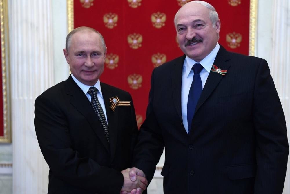 Путин поздравил Лукашенко с Днем независимости Белоруссии, вспомнив войну