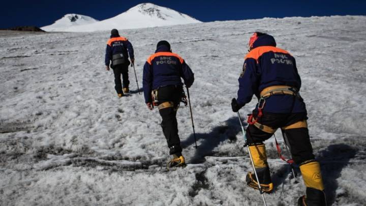 Спасатели идут на помощь альпинисту, терпящему бедствие на Эльбрусе