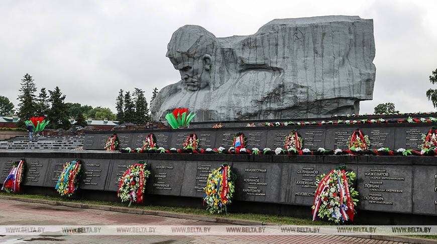 ФОТОФАКТ: 3 июля на площади Церемониалов Брестской крепости почтили память погибших солдат Великой Отечественной войны