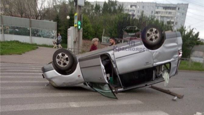 В Красноярске после ДТП опрокинулась машина – пострадала женщина-водитель