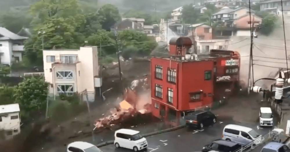 Оползень в Японии сносил дома и автомобили, десятки человек пропали без вести (видео)
