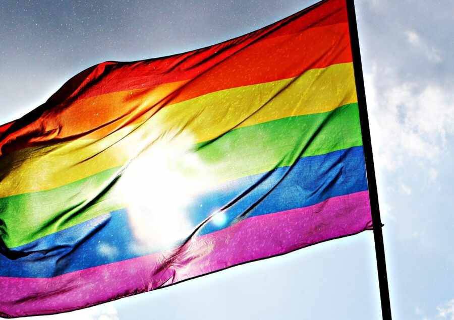 В ОАЕ возмутились ЛГБТ-флагами на посольствах США и Британии