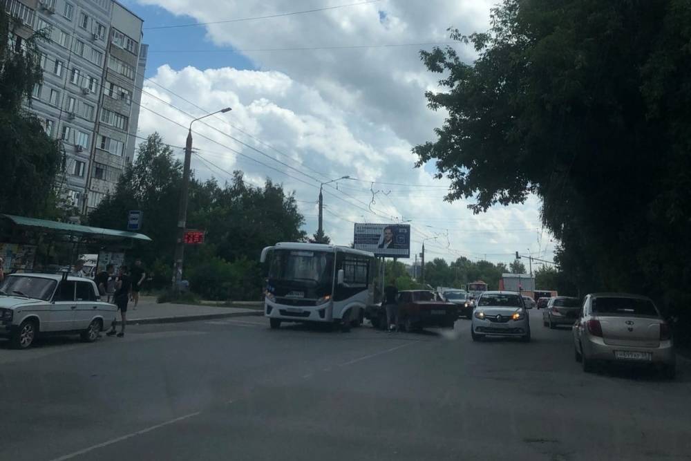 На улице Интернациональной в Рязани произошло массовое ДТП с участием маршрутки №75