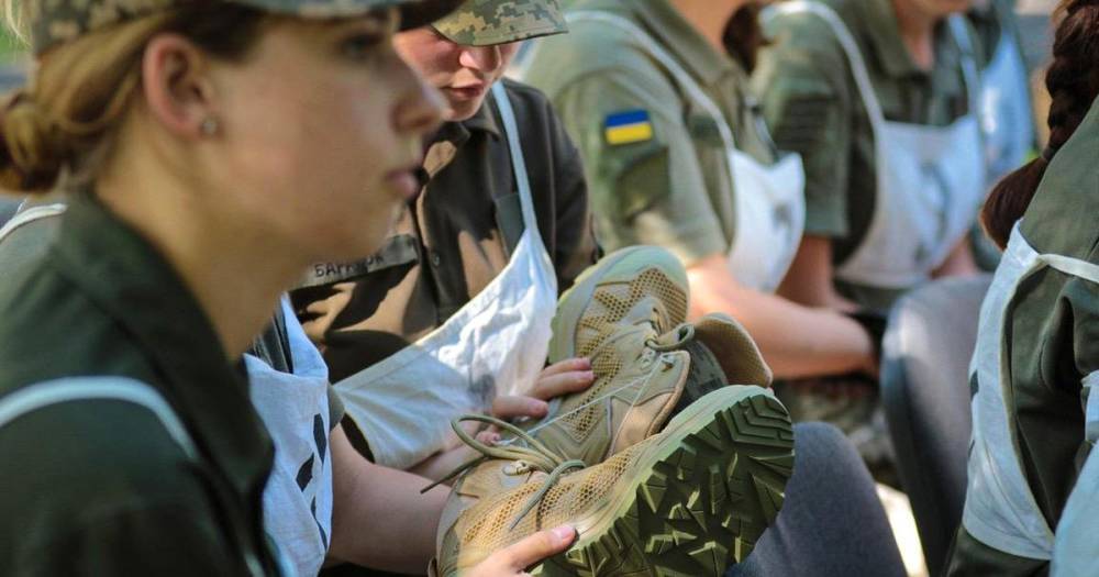 Украинским курсанткам закупят экспериментальные модели обуви для марша
