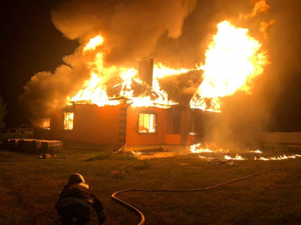 В Лебедянском районе ночью сгорел дом