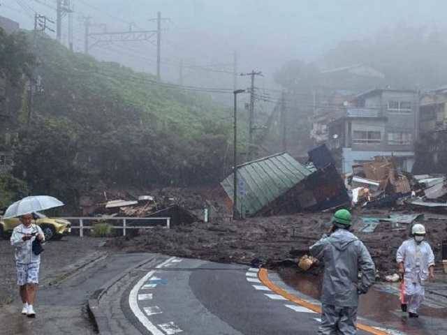 Мощный оползень в Японии разрушил сотни домов: шокирующее видео трагедии