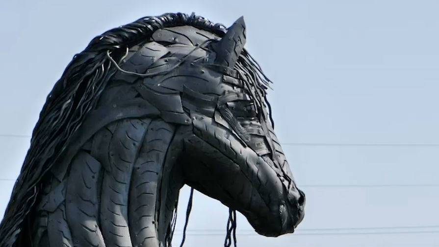 Мужчина в Челябинской области сделал скульптуру коня из покрышек