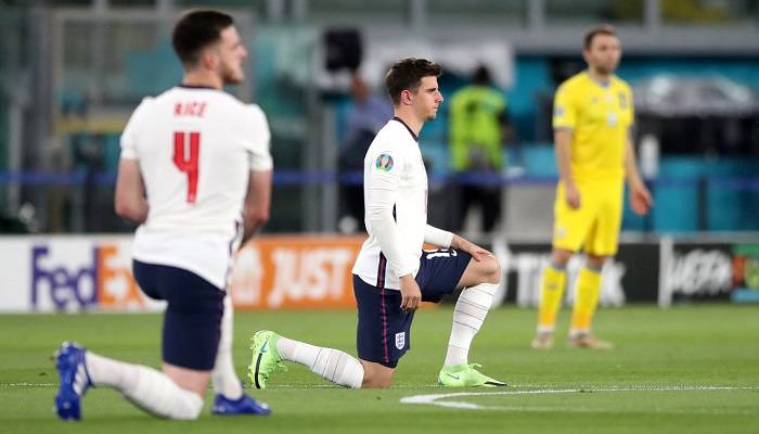 Игроки сборной Украины не встали на колено перед матчем против Англии