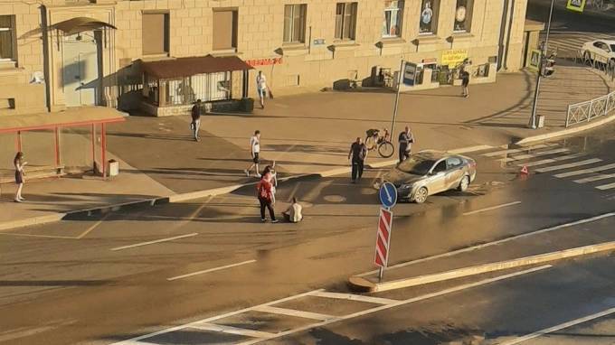 В Красногвардейском районе у остановки пешеход попал под колеса автомобиля