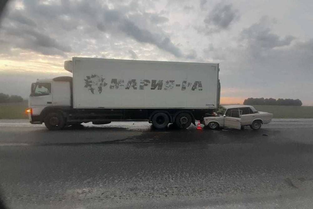 Пять человек пострадали в ДТП с притормозившим грузовиком на трассе под Новосибирском