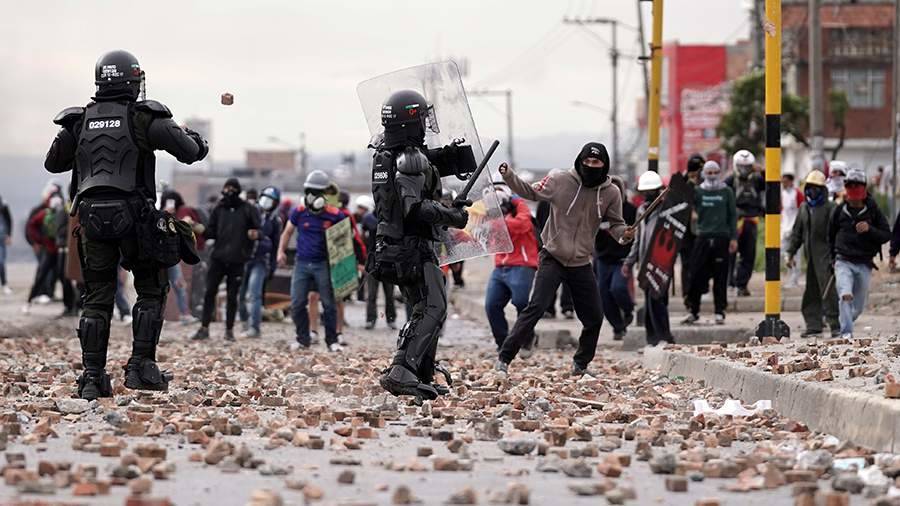 В столице Колумбии в ходе протестов пострадали шесть полицейских