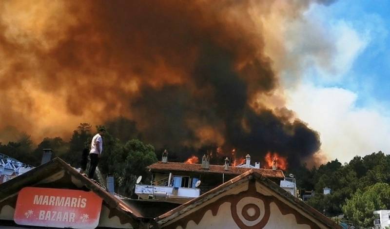 В турецком Мармарисе эвакуировали два отеля и четыре виллы в связи с лесными пожарами