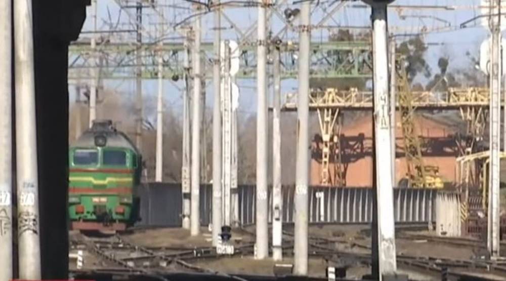 Поезд "Укрзализныци" столкнулся с трейлером на переезде: первые данные ЧП