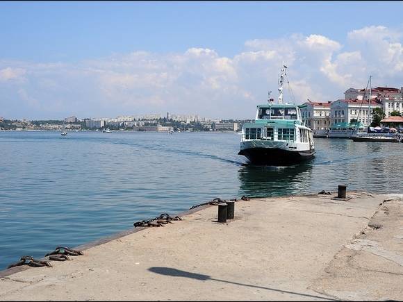 В Крыму десять туристов перевернули лодку из-за медузы