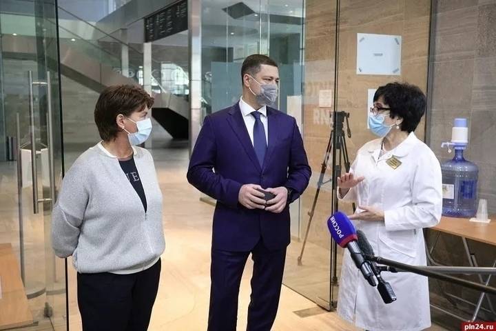 Губернатор посетил недавно открывшийся пункт вакцинации в псковской «Простории»