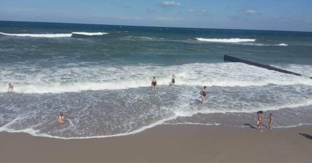 В Зеленоградске люди купаются несмотря на вывешенный чёрный флаг (фото)